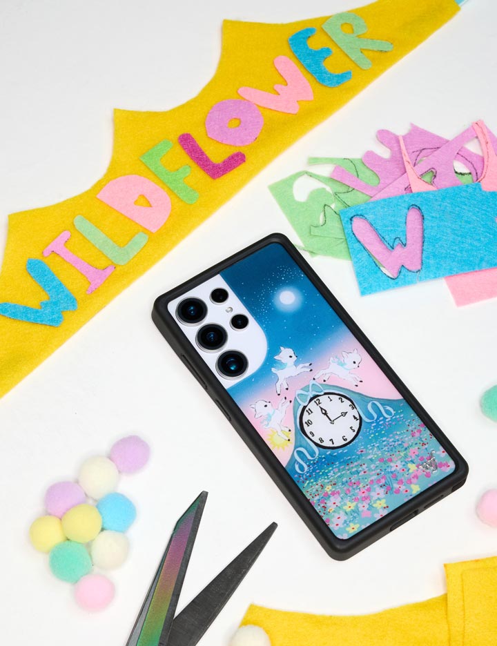 Lifestyle image 01 Laufey Samsung Galaxy Case