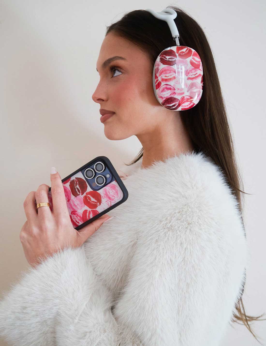 Lifestyle Image 02 Kensington Airpod Max