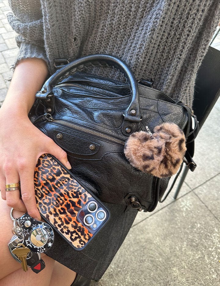 Supporting Image 03 Fuzzy Leopard Heart W/ Wf Charm
