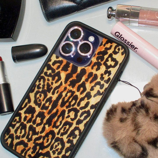 Supporting Image 03 Leopard Love iPhone Case