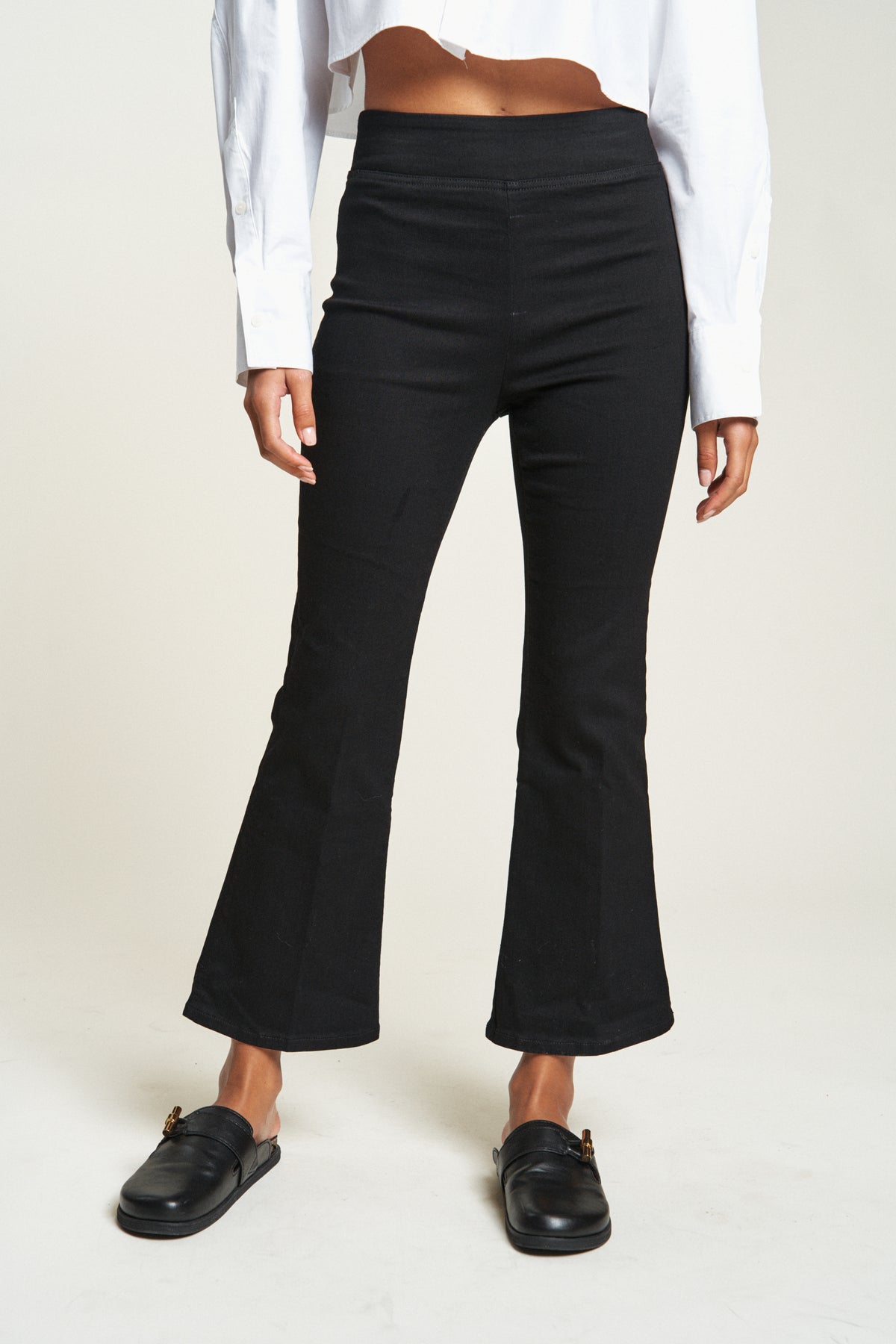 Oliver Logan - Roxbury Flare Crop - Black -