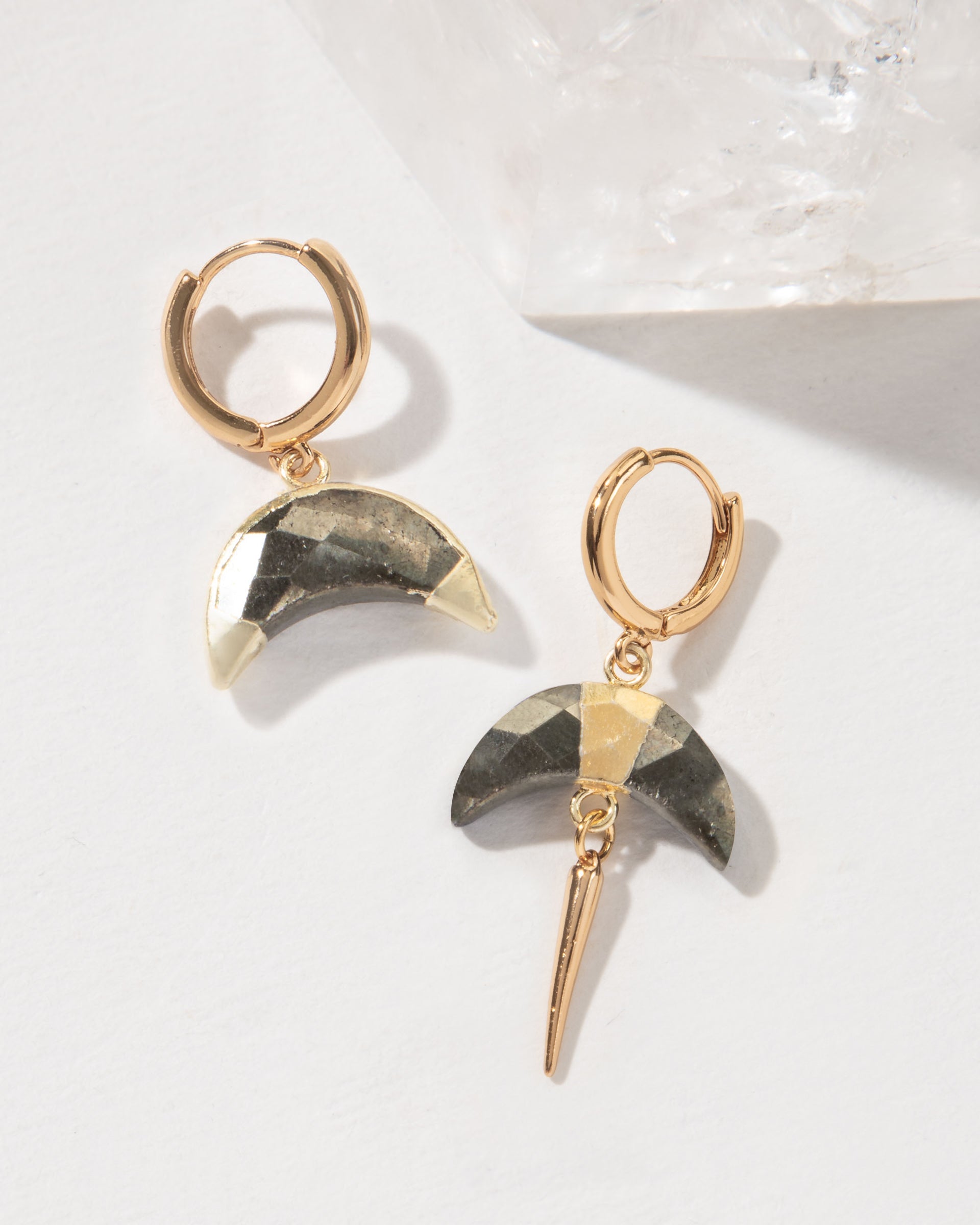 Luna Norte - Crescent Horn Mismatched Huggie Hoop Earring - Pyrite