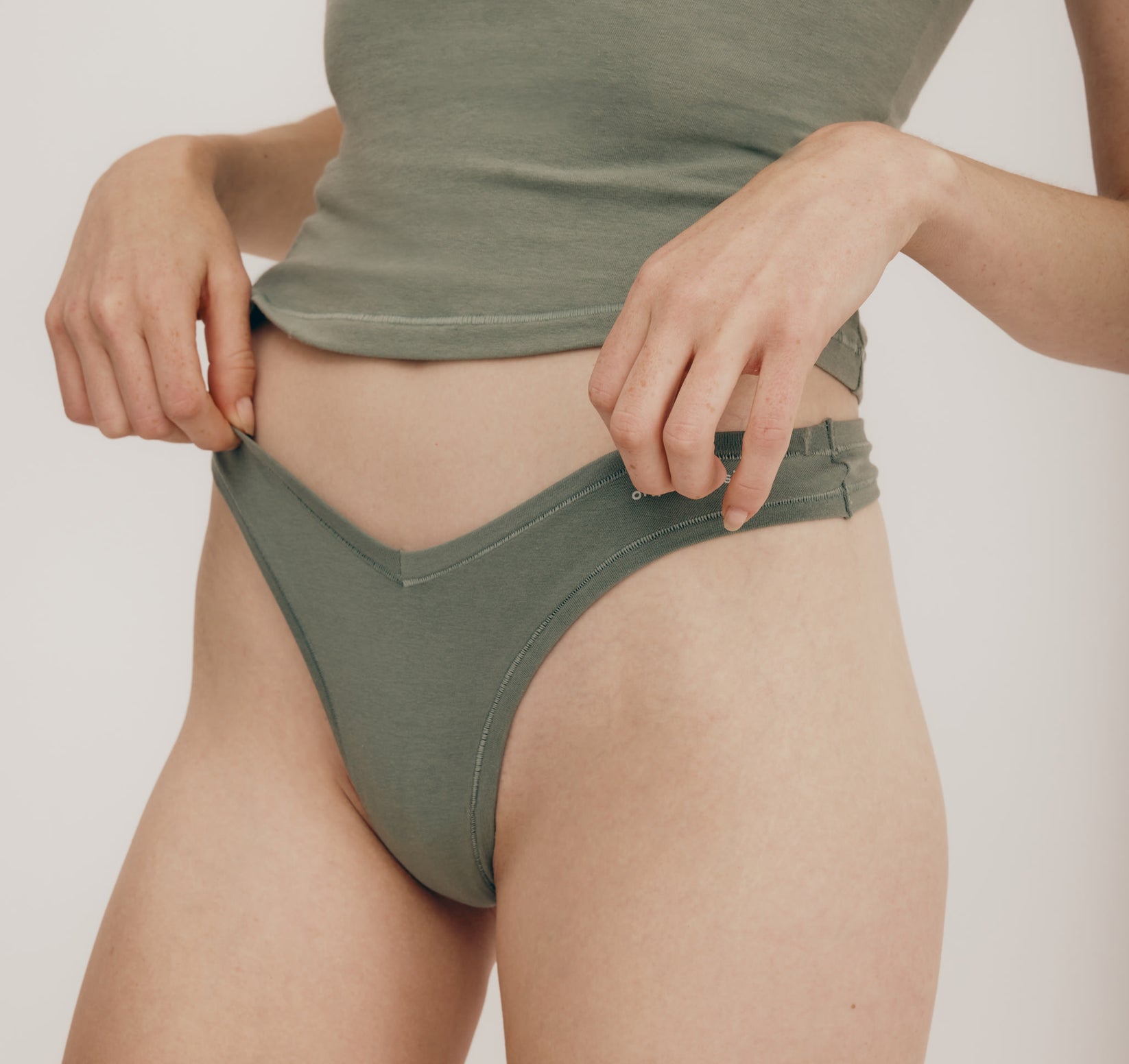 Organic Basics - Flex Thong 3-pack - Black / Off White / Seaweed -