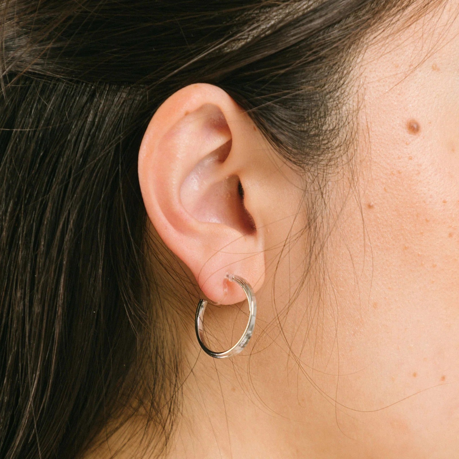 Aiori - Cassie Hoop Clip On Earrings - Silver -