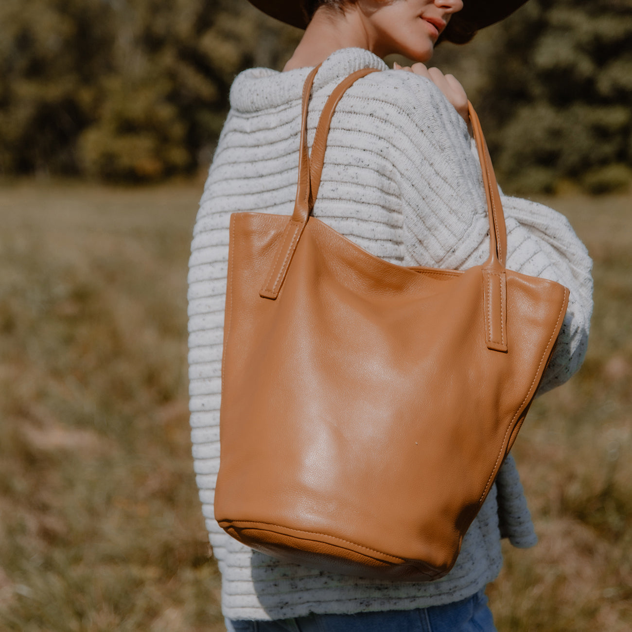 Per Lei New York - Waverly Bucket Tote Bag - Caramel -
